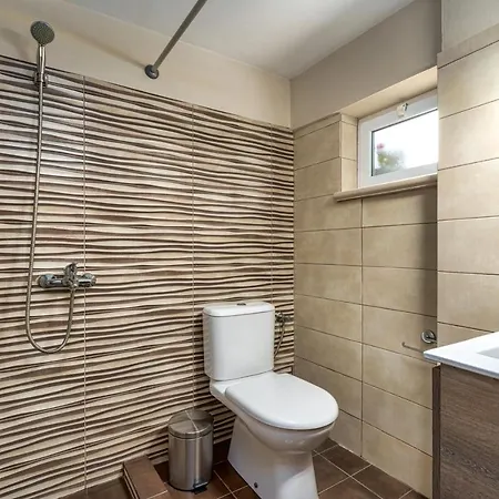 狄奥尼修斯别墅公寓 * Keri